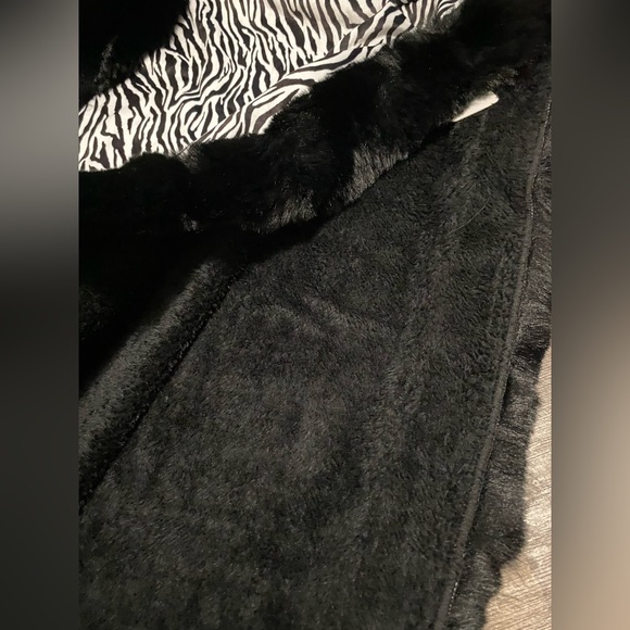 Elegant Zebra Print Poncho with Luxurious Faux Fur Trim -Versatile One Size NWT - Picture 8 of 13